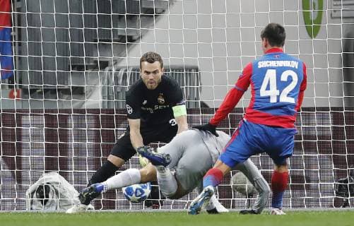 Sport Bilder des Tages MOSCOW, RUSSIA â€“ NOVEMBER 7, 2018: CSKA Moscowâ€™s Georgy Shchennikov (R) and goalkeeper Igor Akinfeev (L) in their 2018 19 UEFA Champions League Group G Round 4 football match against AS Roma at Luzhniki Stadium. Mikhail Japaridze TASS  TS0969AD