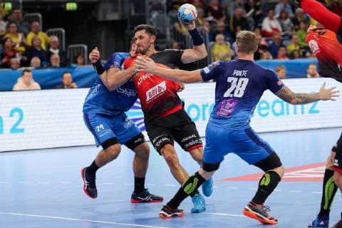 v li Baptiste Bonnefond MHB 24 Alexander Petersson RNL 32 Valentin Porte MHB 28 duel game scene duel tackle tackling dynamics action action handball champions league Rhine Neckar lion Montpellier HB xozx
