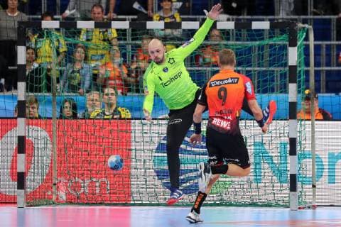 v li Vincent Gerard Goalkeeper MHB 1 has no chance against the goalscoring by Gudjon Valur Sigurdsson RNL 9 goal action action game scene Handball Champions League Rhein Neckar Löwen Montpellier HB xozx