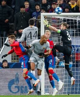 MOSCOW, RUSSIA â€“ NOVEMBER 7, 2018: CSKA Moscowâ€™s Kirill Nababkin (L), goalkeeper Igor Akinfeev, their teammate Hordur Magnusson (R-L), AS Romaâ€™s Kostas Manolas (L back) and Steven Nzonzi in their 2018 19 UEFA Champions League Group G Round 4 football match at Luzhniki Stadium. Mikhail Japaridze TASS  TS0969BE