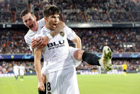 Valencia s players Carlos Soler (R) and Santi Mina jubilate the third goal of the team during the UEFA Champions League group H match between Valencia CF and Berner Club Young Boys at the Mestalla stadium, in Valencia, Spain, 07 November 2018. Valencia CF - Berner Sport Club Young Boys !ACHTUNG: NUR REDAKTIONELLE NUTZUNG!  Copyright: xKaixForsterlingx GRAF3822 20181107-636772191251810823