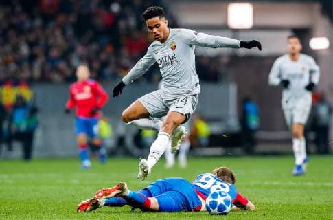 MOSCOW, RUSSIA â€“ NOVEMBER 7, 2018: AS Romaâ€™s Justin Kluivert (standing) and CSKA Moscowâ€™s Ivan Oblyakov in their 2018 19 UEFA Champions League Group G Round 4 football match at Luzhniki Stadium. Mikhail Japaridze TASS  TS0969C7