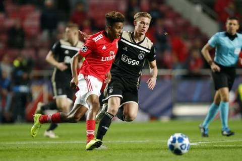 (l-r) Gedson Fernandes of SL Benfica, Frenkie de Jong of Ajax during the UEFA Champions League group E match between SL Benfica and Ajax Amsterdam at Estadio La Luz on November 97, 2018 in Lisbon, Portugal UEFA Champions League 2018 2019 xVIxVIxImagesx xMauricexvanxSteenxIVx 12703881