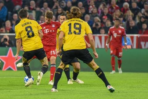 Andre Simoes AEK Athens Thomas Müller FC Bayern Muenchen and Dmytro Chygrynskyy AEK Athens Germany Muenchen 07 11 2018 Sport Football UEFA Champions League Matchday 4 FC Bayern Muenchen vs. AEK Athens Allianz Arena