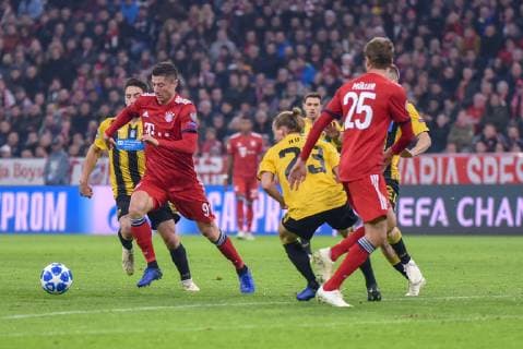 Andre Simoes AEK Athens Robert Lewandowski FC Bayern Muenchen Niklas Hult AEK Athens and Thomas Müller FC Bayern Muenchen Germany Muenchen 07 11 2018 Sports Football UEFA Champions League Matchday 4 FC Bayern Muenchen vs AEK Athens Allianz Arena