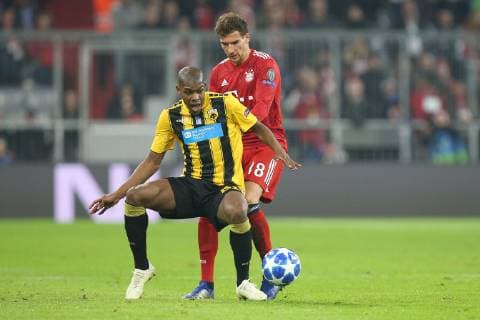 l r in duel action with Alef 95 AEK Athens and Leon Goretzka 18 FC Bayern Munich FC Bayern Munich vs. AEK Athens Preliminary round Champions League 07 11 2018 Munich Bayern Germany Copyright: xkolbert-press ChristianxKolbertx