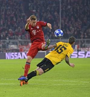 07 11 2018 Football UEFA Champions League 2018 2019 Group stage 4 matchday FC Bayern Munich AEK Athens in the Allianz Arena Munich v li Joshua Kimmich FC Bayern Munich vs. Uros Cosic AEK Athens DFL and DFB regulations prohibit any use of photographs as image sequences and or quasi video