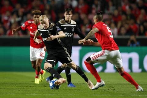 (l-r) Gedson Fernandes of SL Benfica, Donny van de Beek of Ajax, Nico Tagliafico of Ajax, Ljubomir Fejsa of SL Benfica during the UEFA Champions League group E match between SL Benfica and Ajax Amsterdam at Estadio La Luz on November 97, 2018 in Lisbon, Portugal UEFA Champions League 2018 2019 xVIxVIxImagesx xMauricexvanxSteenxIVx 12704013