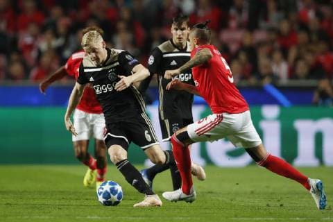 (l-r) Donny van de Beek of Ajax, Ljubomir Fejsa of SL Benfica during the UEFA Champions League group E match between SL Benfica and Ajax Amsterdam at Estadio La Luz on November 97, 2018 in Lisbon, Portugal UEFA Champions League 2018 2019 xVIxVIxImagesx xMauricexvanxSteenxIVx 12704015