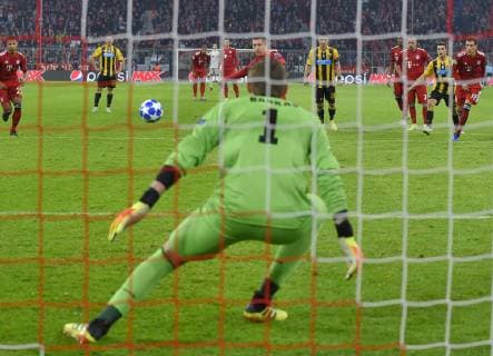 07 11 2018 Football UEFA Champions League 2018 2019 Group stage 4 matchday FC Bayern Munich AEK Athens at the Allianz Arena Munich Robert Lewandowski FC Bayern Munich scores a penalty kick to 1 0 against goalkeeper Vasilos Barkas AEK Athens DFL and DFB regulations prohibit any use of photographs as image sequences and or quasi video