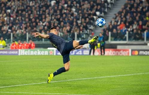 Juventus v Manchester United ManU UEFA Champions League Alexis Sanchez of Manchester United stretches for the ball during the UEFA Champions League match at Juventus Stadium, Turin Content Not Available For UK Newspapers Copyright: xRussellxHartx FIL-12512-0014