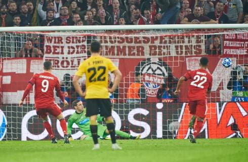 FC Bayern Soccer, Munich, November 07, 2018 Robert LEWANDOWSKI, FCB 9 shoot goal for 1-0 Penalty shoot-out, 11m, penalty kick, action, single shot, shot on goal, FC BAYERN MUNICH - AEK ATHENS FC UEFA Football Champions League , Munich, November 07, 2018, Season 2018 2019, group stage, group E, FCB, Photographer: Peter Schatz MAGICS
