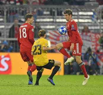 07 11 2018 Football UEFA Champions League 2018 2019 Group stage 4 matchday FC Bayern Munich AEK Athens in the Allianz Arena Munich v li Leon Goretzka FC Bayern Munich Niklas Hult AEK Athens Thomas Müller FC Bayern Munich DFL and DFB regulations prohibit any use of photographs as image sequences and or quasi video