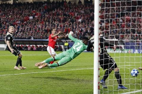 LISSABON, Estadio da Luz, 07-11-2018, football, season 2018 2019, Football Champions League . Ajax goalkeeper Andre Onana (R) could not safe the goal made by Benfica player Jonas (C) . Ajax midfielder Donny van de Beek (L) dejected during the game Benfica - Ajax . Benfica - Ajax  x2604183x