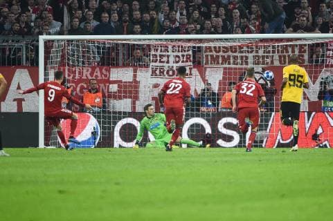 Robert Lewandowski FC Bayern Muenchen 9 scores 1 0 against Vasilios Barkas 1 AEK Athens FC Bayern Muenchen vs. AEK Athens Soccer Preliminary Round Champions League 07 11 2018 Muenchen Bayern Deutschland Copyright: xkolbert-press BurghardxSchreyerx