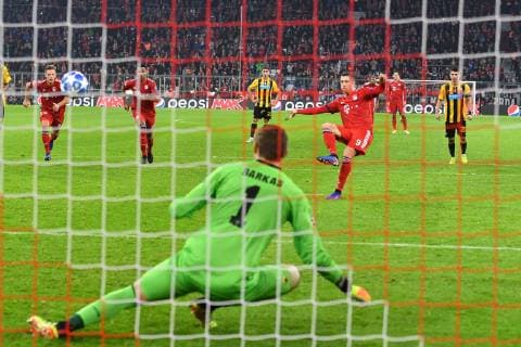 Robert LEWANDOWSKI Bayern Muenchen he kicks penalty kick penalty kick the goal to 1 0 against Vassilis BARKAS goalkeeper Athens action goal shot FC Bayern Muenchen M AEK Athens FC Athens Football Champions League Group E on 07 11 2018 A L L I A N Z A R E N A DFL REGULATIONS PROHIBIT ANY USE OF PHOTOGRAPHS AS IMAGE SEQUENCES AND OR QUASI VIDEO
