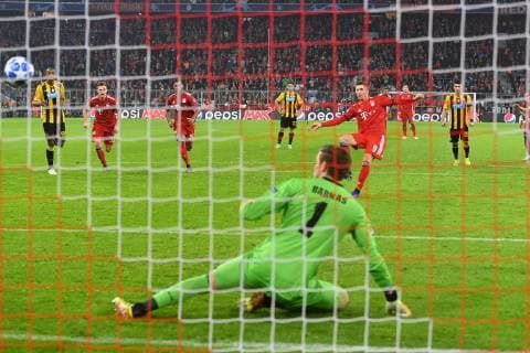 Robert LEWANDOWSKI Bayern Muenchen he kicks penalty kick penalty kick the goal to 1 0 against Vassilis BARKAS goalkeeper Athens action goal shot FC Bayern Muenchen M AEK Athens FC Athens Football Champions League Group E on 07 11 2018 A L L I A N Z A R E N A DFL REGULATIONS PROHIBIT ANY USE OF PHOTOGRAPHS AS IMAGE SEQUENCES AND OR QUASI VIDEO