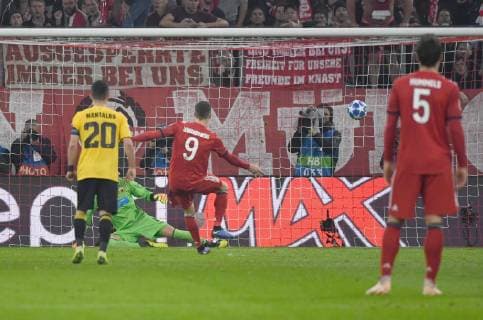 Soccer Men Season 2018 2019 Champions League Preliminary Round Group E 4 Matchday FC Bayern Munich AEK Athens Robert Lewandowski Bayern Munich scores the goal to 1 0 against goalkeeper Vasilios Barkas AEK Athens right Mats Hummels Bayern Munich 07 11 2018 Copyright: xMatthiasxKochx
