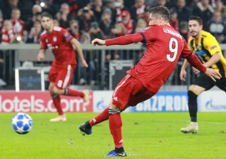 Robert Lewandowski FC Bayern scores penalty shot to 1 0 UEFA Champions League FC Bayern Munich AEK Athens FC 07 11 2018