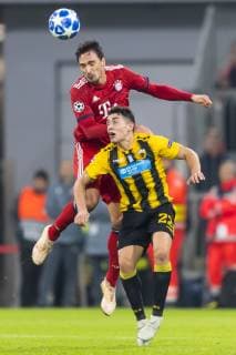 GER UEFA CL FC Bayern Muenchen GER vs AEK Athens GRC 07 11 2018 Allianz Arena Muenchen GER UEFA CL FC Bayern Muenchen GER vs AEK Athens GRC Group E UEFA regulations prohibit any use of photographs as image sequences and or quasi video in picture Mats Hummels FCB 5 fighting with Ezequiel Ponce AEK Athens 22 nordphotox xStraubmeier nph00004