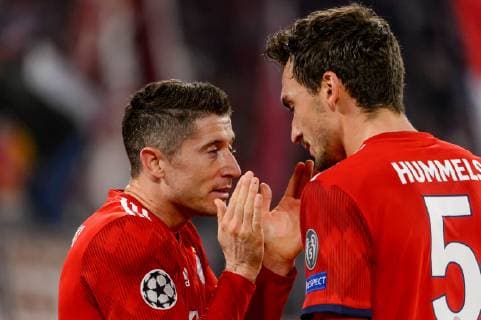 Munich Germany 07 11 2018 UEFA Champions League 2018 19 Season Back Round Group Phase Group E 4 Matchday FC Bayern Munich AEK Athens FC Robert Lewandowski FCB gesticulated gesticulation with Mats Hummels FCB DeFodi527
