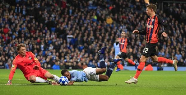 Sport Bilder des Tages 7th November 2018, Etihad Stadium, Manchester, England; UEFA Champions League football, Manchester City versus Shakhtar Donetsk; Raheem Sterling of Manchester City is fouled by Mykola Matviienko of Shakhtar Donetsk leading to a penalty for City in the 23rd minute  ActionPlus12077069 ConorxMolloy