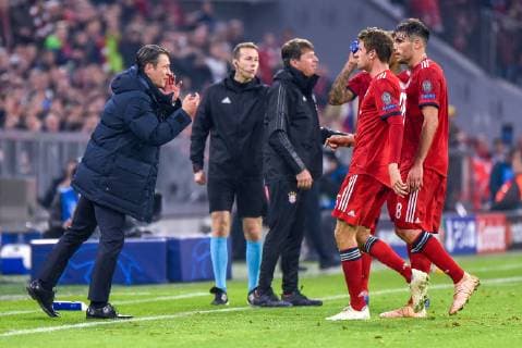 Coach Niko Kovac FC Bayern Muenchen gives instructions to Thomas Müller FC Bayern Muenchen and Javier Martinez FC Bayern Muenchen Germany Muenchen 07 11 2018 Sport Football UEFA Champions League Matchday 4 FC Bayern Muenchen vs AEK Athens Allianz Arena