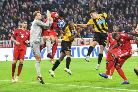 Goalkeeper Manuel Neuer FC Bayern Muenchen 1 and Mats Hummels FC Bayern Muenchen 5 clear after header by Ezequiel Ponce 22 AEK Athens FC Bayern Muenchen vs. AEK Athens Soccer Preliminary Round Champions League 07 11 2018 Munich Bayern Germany Copyright: xkolbert-press BurghardxSchreyerx