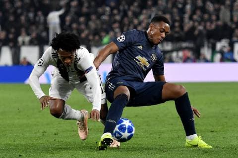 Juan Cuadrado of Juventus and Anthony Martial of Manchester compete for the ball during the Uefa Champions League 2018 2019 Group H football match between Juventus and Manchester United ManU at Juventus stadium, Turin, November, 07, 2018 Foto Andrea Staccioli Insidefoto andreaxstaccioli