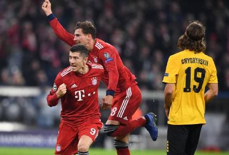 FUSSBALL CHAMPIONS LEAGUE SAISON 2018 2019 GRUPPENPHASE FC Bayern Muenchen AEK Athens 07 11 2018 Leon Goretzka li and Robert Lewandowski Mitte both FC Bayern Muenchen cheer the goal to 1 0 Dmitri Chigrinskiy re AEK Athens turns away disappointed