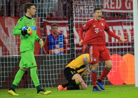07 11 2018 Champions League FC Bayern vs. AEK Athens Allianz Arena Munich Football Sport in picture Alkiviadis Markopouliotis AEK Athens and Robert Lewandowski FCB scolds DFL REGULATIONS PROHIBIT ANY USE OF PHOTOGRAPHS AS IMAGE SEQUENCES AND OR QUASI VIDEO