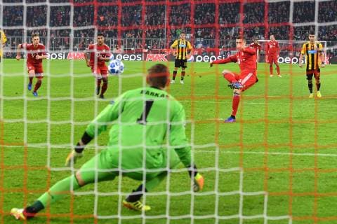 Robert LEWANDOWSKI Bayern Muenchen he kicks penalty kick penalty kick the goal to 1 0 against Vassilis BARKAS goalkeeper Athens action goal shot FC Bayern Muenchen M AEK Athens FC Athens Football Champions League Group E on 07 11 2018 A L L I A N Z A R E N A DFL REGULATIONS PROHIBIT ANY USE OF PHOTOGRAPHS AS IMAGE SEQUENCES AND OR QUASI VIDEO