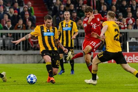 Munich Germany 07 11 2018 UEFA Champions League 2018 19 Season Back Round Group Phase Group E 4 Matchday FC Bayern Muenchen AEK Athens FC Vassilis Lampropoulos AEK Uros Cosic AEK Thomas Mueller FCB and Michalis Bakakakis AEK in the total DeFodi527