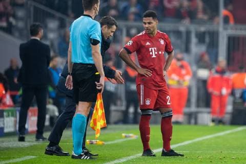 07 11 2018 xkvx Soccer UEFA Champions League FC Bayern Muenchen AEK Athens emspor v l Coach Niko Kovac FCB FC Bayern Muenchen gives instruction gesticulated with arms gesticulate gives instructions gesticulate Serge Gnabry FCB FC Bayern Muenchen DFL DFB REGULATIONS PROHIBIT ANY USE OF PHOTOGRAPHS as IMAGE SEQUENCES and or QUASI VIDEO Munich