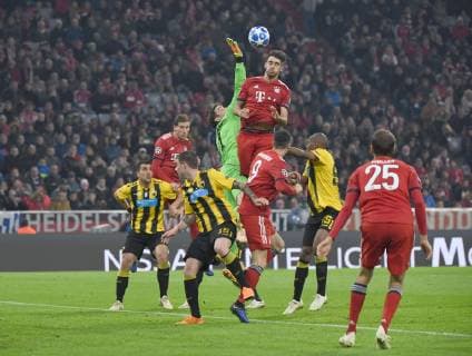 Football Men Season 2018 2019 Champions League Preliminary Round Group E 4 Matchday FC Bayern Munich AEK Athens top v l Goalkeeper Vasilios Barkas AEK Athens Leon Goretzka Bayern Munich 07 11 2018 Copyright: xMatthiasxKochx