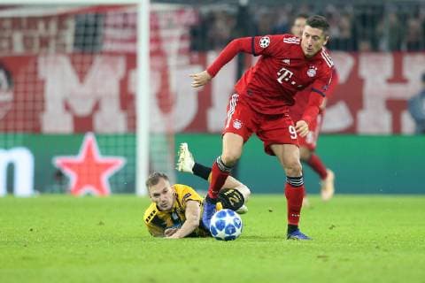 Michalis Bakakis AEK Athens FC 2 Robert Lewandowski FC Bayern Muenchen 9 FC Bayern Muenchen vs. AEK Athens F C Football Champions League Group Phase 07 11 2018 FC Bayern Muenchen vs. AEK Athens F C Football Champions League Group Phase 07 11 2018 Munich Copyright: xLanger Eibner-Pressefotox EP_HLR