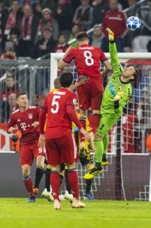 GER UEFA CL FC Bayern Muenchen GER vs AEK Athens GRC 07 11 2018 Allianz Arena Muenchen GER UEFA CL FC Bayern Muenchen GER vs AEK Athens GRC Group E UEFA regulations prohibit any use of photographs as image sequences and or quasi video in picture Javi Martinez FCB 8 in fight with Vassilis Barkas AEK Athens 1 with Robert Lewandowski FCB 9 Mats Hummels FCB 5 nordphotox xStraubmeier nph00004