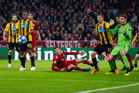07 11 2018 xkvx Soccer UEFA Champions League FC Bayern Muenchen AEK Athens emspor v l Robert Lewandowski FCB FC Bayern Muenchen lies after the foul of Uros Cosic AEK Athens on the ground penalty kick DFL DFL REGULATIONS PROHIBIT ANY USE OF PHOTOGRAPHS as IMAGE SEQUENCES and or QUASI VIDEO Muenchen