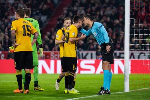 07 11 2018 xkvx Soccer UEFA Champions League FC Bayern Muenchen AEK Athens emspor v l Robert Lewandowski FCB FC Bayern Muenchen Uros Cosic AEK Athens Penalty DFL DFB REGULATIONS PROHIBIT ANY USE OF PHOTOGRAPHS as IMAGE SEQUENCES and or QUASI VIDEO Munich