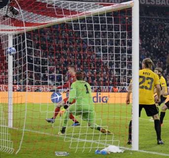 07 11 2018 Football UEFA Champions League 2018 2019 Group Phase 4 Matchday FC Bayern Munich AEK Athens at Allianz Arena Munich Goalscoring to 2 0 by Robert Lewandowski li FC Bayern Munich Goalkeeper Vasilos Barkas AEK Athens can only follow the ball DFL and DFB regulations prohibit any use of photographs as image sequences and or quasi video
