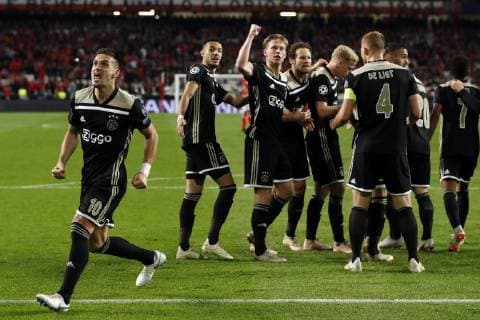 (l-r) Noussair Mazraoui of Ajax, Frenkie de Jong of Ajax, Daley Blind of Ajax, Matthijs de Ligt of Ajax, Dusan Tadic of Ajax, Lasse Schone of Ajax, David Neres of Ajax, Nico Tagliafico of Ajax, Donny van de Beek of Ajax during the UEFA Champions League group E match between SL Benfica and Ajax Amsterdam at Estadio La Luz on November 97, 2018 in Lisbon, Portugal UEFA Champions League 2018 2019 xVIxVIxImagesx xMauricexvanxSteenxIVx 12704741