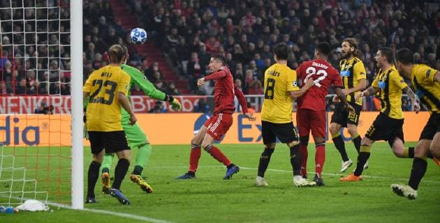 Football Men Season 2018 2019 Champions League Preliminary Round Group E 4 Matchday FC Bayern Munich AEK Athens Robert Lewandowski 3 v l Bayern Munich scores goal to 2 0 against goalkeeper Vasilios Barkas AEK Athens 07 11 2018 Copyright: xMatthiasxKochx