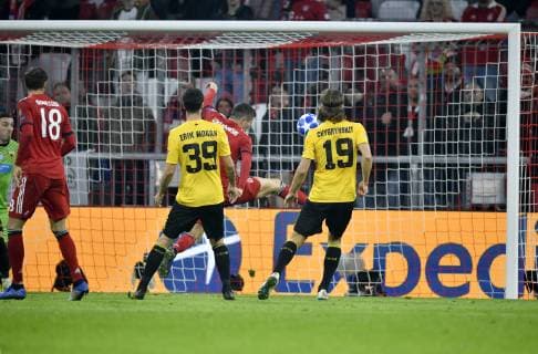 Goal to 2 0 Robert Lewandowski FC Bayern Munich Scoring Action Torchance Champions League CL Group Phase FC Bayern Munich FCB vs AEK Athens 07 11 2018 DFL REGULATIONS PROHIBIT ANY USE OF PHOTOGRAPHS AS IMAGE SEQUENCES AND OR QUASI VIDEO FC Bayern Munich FCB vs AEK Athens
