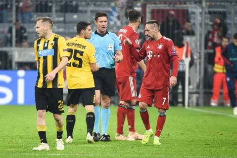 Dispute between Konstantinos Galanopoulos 25 AEK Athens and Franck Ribery FC Bayern Munich 7 at referee Matej Jug Slovenia FC Bayern Munich vs. AEK Athens Soccer Preliminary Round Champions League 07 11 2018 Munich Bayern Germany Copyright: xkolbert-press BurghardxSchreyerx