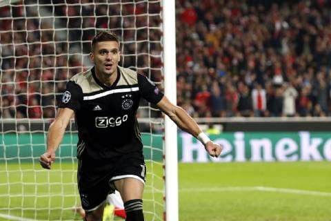 Dusan Tadic of Ajax during the UEFA Champions League group E match between SL Benfica and Ajax Amsterdam at Estadio La Luz on November 97, 2018 in Lisbon, Portugal UEFA Champions League 2018 2019 xVIxVIxImagesx xMauricexvanxSteenxIVx 12704816