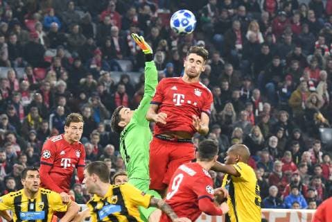 Header of Javi Martinez FC Bayern Munich 8 against Vasilios Barkas 1 AEK Athens FC Bayern Munich vs. AEK Athens Soccer Preliminary Round Champions League 07 11 2018 Munich Bayern Germany Copyright: xkolbert-press BurghardxSchreyerx