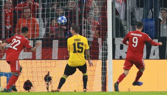 Robert Lewandowski FC Bayern meets 2 0 against Uros Cosic AEK Athens FC Football UEFA Champions League FC Bayern Munich AEK Athens FC 07 11 2018