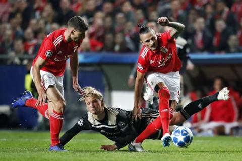 LISSABON, Estadio da Luz, 07-11-2018, football, season 2018 2019, Football Champions League . Ajax forwarder Kasper Dolberg (L) and Benfica player Ljubomir Fejsa (R) during the game Benfica - Ajax . Benfica - Ajax  x2604585x