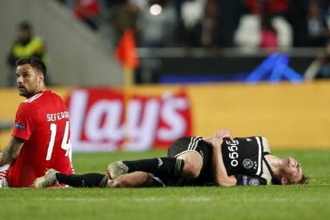 (l-r) Haris Seferovic of SL Benfica, Frenkie de Jong of Ajax during the UEFA Champions League group E match between SL Benfica and Ajax Amsterdam at Estadio La Luz on November 97, 2018 in Lisbon, Portugal UEFA Champions League 2018 2019 xVIxVIxImagesx xMauricexvanxSteenxIVx 12704910