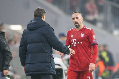 Franck Ribery 7 FC Bayern Muenchen is replaced and claps head coach Nico Kovac FC Bayern Muenchen from FC Bayern Muenchen vs. AEK Athens Soccer Preliminary Round Champions League 07 11 2018 Munich Bayern Germany Copyright: xkolbert-press ChristianxKolbertx